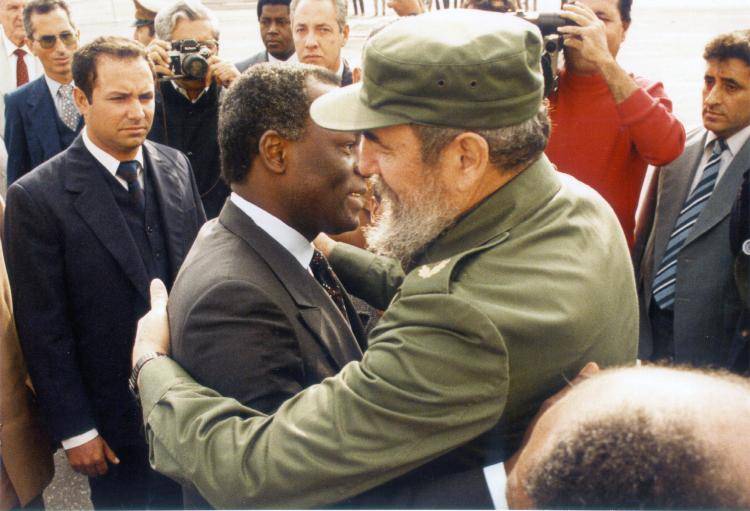 Cuban President Fidel Castro says goodbye to Angolan President Jose Eduardo Dos Santos in Havana on 19 December 1988. Credit: Getty Images
